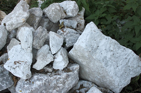 Kamenclub.ru: Мраморизированный известняк фр. 100-500 мм.  купить в Оренбурге известняк серый белый темно-серый сероватый валун природного образования окатанный 10500 руб/т   фото КАМЕНЬ КЛУБ