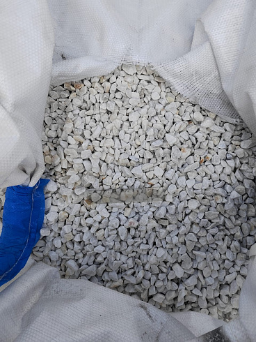 Kamenclub.ru: Мраморная крошка, щебень, цвет-белый, фр. 10-20 мм.  купить в Оренбурге мрамор белый, молочный айвори каменная ландшафтная декоративная крошка шебня 12000 руб/т   фото КАМЕНЬ КЛУБ