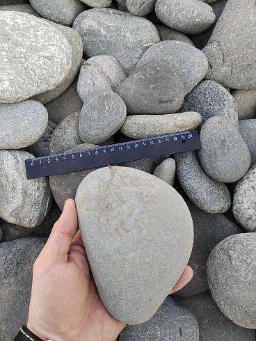 Kamenclub.ru: Галька речная плоская (серо-белая) фр. 70-120 мм. купить  в Оренбурге галька галечник речной серый, белый окатанная плоская  природная галька 9000 руб/т   фото КАМЕНЬ КЛУБ