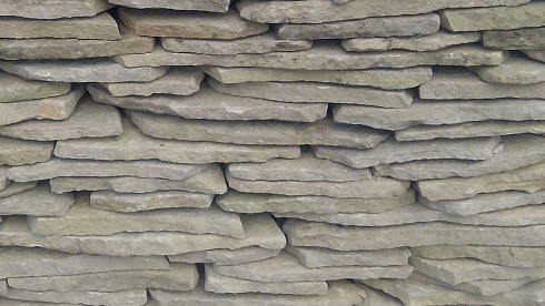 Kamenclub.ru: Песчаник пластушка светло-серый (3,0 см)  купить в Оренбурге песчаник светло-серый, серый песчаник рваный ландшафтный колотый 13800 руб/м3   фото КАМЕНЬ КЛУБ