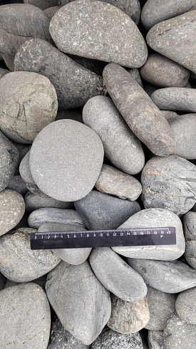 Kamenclub.ru: Галька речная окат (темно-серая) фр. 70-150 мм. купить  в Оренбурге галька речная темно-серая, синяя, серая речная галька округлая  8000 руб/т   фото КАМЕНЬ КЛУБ