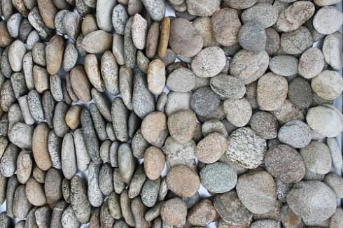 Kamenclub.ru: Галька речная плоская (серо-белая) фр. 70-120 мм. купить  в Оренбурге галька галечник речной серый, белый окатанная плоская  природная галька 9000 руб/т   фото КАМЕНЬ КЛУБ