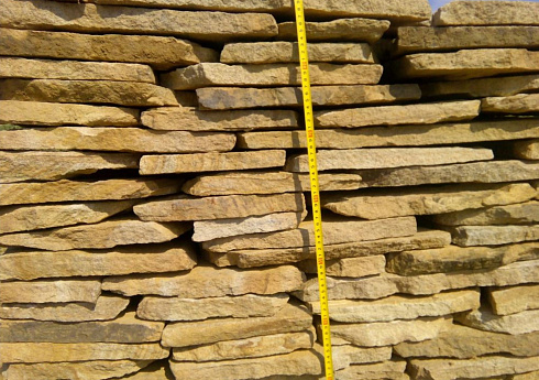 Kamenclub.ru: Песчаник пластушка желтый с разводом под дерево (2 см)  купить в Оренбурге плитняк желтый с разводами, желтый, рыжий, серый песчаник пластушка рваная ландшафтная 11 000 руб/м3   фото КАМЕНЬ КЛУБ