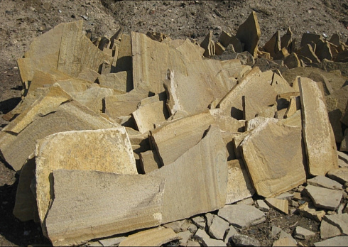 Kamenclub.ru: Форматный камень (плаха) пошаговая дорожка от 70-150 см (4 -12 см)  купить в Оренбурге плитняк  форматный плаха желтый песчаник 9 000 руб/т   фото КАМЕНЬ КЛУБ