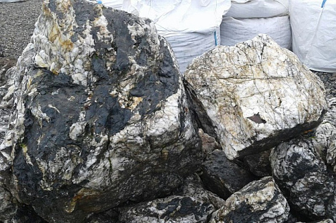 Kamenclub.ru: Черный гранит - кварцит фр. 100-500 мм.  купить в Оренбурге мрамор гранит черный с белыми прожилками, серый, белый валун скальный колотый 7000 руб/т   фото КАМЕНЬ КЛУБ