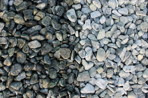 Kamenclub.ru: Щебень галтованный зеленый (змеевик) фр. 20-40 мм.  купить в Оренбурге мрамор зеленый, салатовый оголтованный щебень мраморный 12500 руб/т   фото КАМЕНЬ КЛУБ