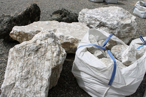 Kamenclub.ru: Мраморизированный известняк фр. 100-500 мм.  купить в Оренбурге известняк серый белый темно-серый сероватый валун природного образования окатанный 10500 руб/т   фото КАМЕНЬ КЛУБ