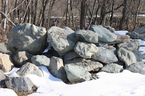 Kamenclub.ru: Гранит скальник (серо-зеленый) фр. 500-1500 мм.  купить в Оренбурге гранит мрамор  серый зеленый темно-серый глыба скальная колотая ландшафтная 7 500 руб/т   фото КАМЕНЬ КЛУБ