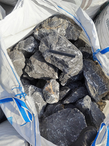 Kamenclub.ru: Черный мрамор скальник фр. 100-500 мм.  купить в Оренбурге мрамор черный белый серый крупный колотый валун ландшафтный 8500 руб/т   фото КАМЕНЬ КЛУБ