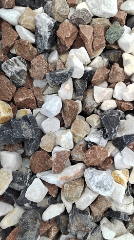 Kamenclub.ru: Мраморная крошка (щебень крошка микс : белый-черный-розовый) фр. 20-40 мм.  купить в Оренбурге мрамор белый, черный, розовый декоративная ландшафтная крошка 12000 руб/т   фото КАМЕНЬ КЛУБ