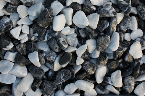 Kamenclub.ru: Мраморная крошка (щебень галтованный микс:: белый-черный) фр.5-10 мм  купить в Оренбурге мрамор белый, черный, молочный, серый галтовка мраморная окатанная декоративная ландшафтная 15500 руб/т   фото КАМЕНЬ КЛУБ