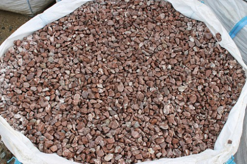 Kamenclub.ru: Мраморная крошка (щебень галтованный розовый) фр.10-20 мм.  купить в Оренбурге мрамор розовый, красный ландшафтный декоративный окатанный округлый щебень 15000 руб/т   фото КАМЕНЬ КЛУБ