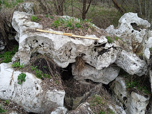 Kamenclub.ru: Выветренный известняк со мхом фр. 100-500 мм.  купить в Оренбурге известняк серый белый зеленый валун известняковый крупный 10000 руб/т   фото КАМЕНЬ КЛУБ