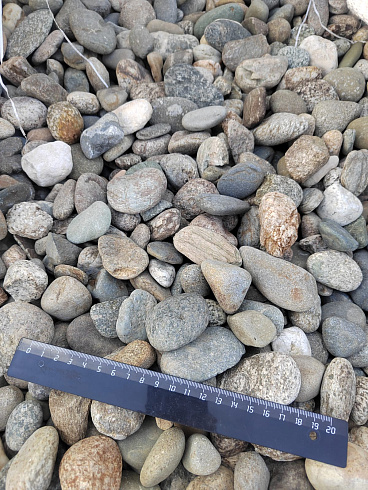 Kamenclub.ru: Галька речная окат (пестрая) фр. 20-40 мм. купить  в Оренбурге галька речная пестрая, серая, серые оттенки галька речная окатанная округлая 5000 руб/т   фото КАМЕНЬ КЛУБ