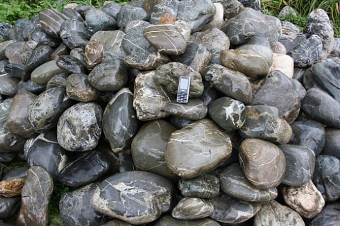 Kamenclub.ru: Валунчик Паутинник фр.100-300 мм  купить в Оренбурге крупный природный камень галечник темно-серый с прожилками белый черный речной валунчик 5000 руб/т   фото КАМЕНЬ КЛУБ