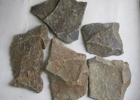 Kamenclub.ru: Песчаник пластушка "фонтанка" серо-зеленая (3,0-5,0 см)  купить в Оренбурге песчаник серо-зеленая колотые плитки облицовочные пластушки 11400 руб/м3   фото КАМЕНЬ КЛУБ