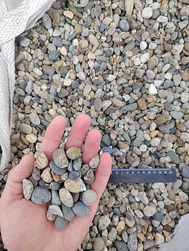 Kamenclub.ru: Галька речная окат (серая) фр.10-20 мм купить  в Оренбурге галька речная серая, серый, темно-серый, светло-серый, коричневый ландшафтная декоративная речная окатанная округлая галька 5000 руб/т   фото КАМЕНЬ КЛУБ