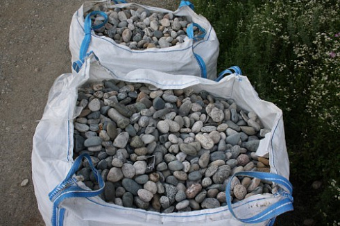 Kamenclub.ru: Галька речная окат (ассорти) фр. 50-100 мм. купить  в Оренбурге галька природная округлая серая белая черная серая коричневая синяя галька речная окатанная округлая 6200 руб/т   фото КАМЕНЬ КЛУБ