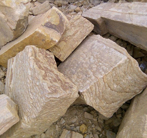 Kamenclub.ru: Песчаник пластушка желтый с рисунком (7-15 см)  купить в Оренбурге плитняк - пластушка - бут желтый песчаник 10200 руб/м3   фото КАМЕНЬ КЛУБ