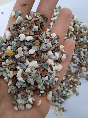 Kamenclub.ru: Мраморная крошка (щебень галтованный микс:белый-черный-розовый-медовый) фр.5-10 мм.  купить в Оренбурге мрамор белый, медовый, черный, розовый мраморный галтованный щебень декоративный ландшафтный 15500 руб/т   фото КАМЕНЬ КЛУБ