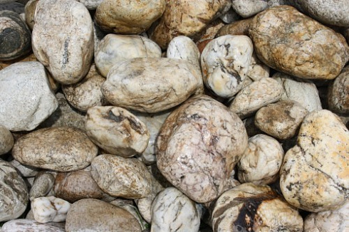 Kamenclub.ru: Кварцевый валунчик фр.100-300 мм.  купить в Оренбурге кварц белый, бежевый молочный рыжий крупный природный камень галечник 7850 руб/т   фото КАМЕНЬ КЛУБ