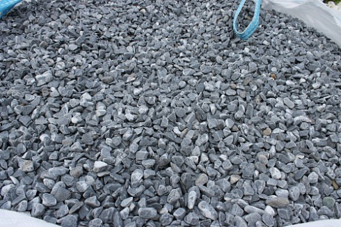 Kamenclub.ru: Щебень галтованный черный (мрамор) фр.10-20 мм.  купить в Оренбурге мрамор черный с белыми прожилками, черный, белый окатанный округлый ландшафтный декоративный щебень 15000 руб/т   фото КАМЕНЬ КЛУБ