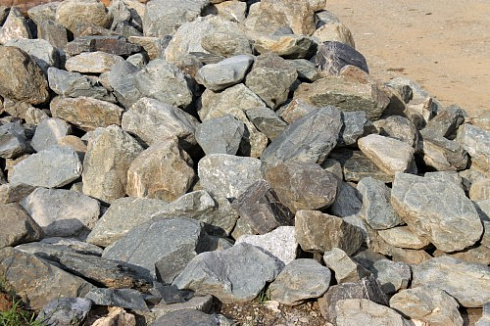 Kamenclub.ru: Гранит скальник (серо-зеленый) фр. 100-500 мм.  купить в Оренбурге гранит зеленый, серый, салатовый крупный ландшафтный валун 6 000 руб/т   фото КАМЕНЬ КЛУБ