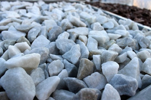 Kamenclub.ru: Мраморная крошка, щебень, цвет-белый,  фр. 20-40 мм.  купить в Оренбурге мрамор белый молочный слоновая кость айвори  мраморная крошка ландшафтная 12000 руб/т   фото КАМЕНЬ КЛУБ