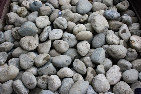 Kamenclub.ru: Темно-серый валунчик фр.100-300 мм.  купить в Оренбурге крупный природный камень серый, темно-серый, светло-серый речная галька большого размера окатанная 4500 руб/т   фото КАМЕНЬ КЛУБ