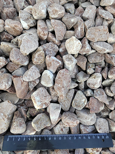 Kamenclub.ru: Мраморная крошка (щебень галтованный розовый) фр.20-40 мм.  купить в Оренбурге мрамор розовый, красный оголтованный округлый щебень  15000 руб/т   фото КАМЕНЬ КЛУБ