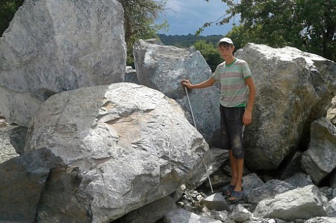 Kamenclub.ru: Змеевик скальник фр. 500-1500 мм.  купить в Оренбурге змеевик зеленый серый черный глыба скальная колотая 7500 руб/т   фото КАМЕНЬ КЛУБ