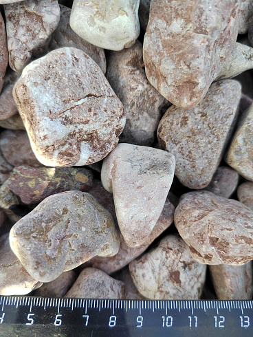 Kamenclub.ru: Мраморная крошка (щебень галтованный розовый) фр.20-40 мм.  купить в Оренбурге мрамор розовый, красный оголтованный округлый щебень  15000 руб/т   фото КАМЕНЬ КЛУБ