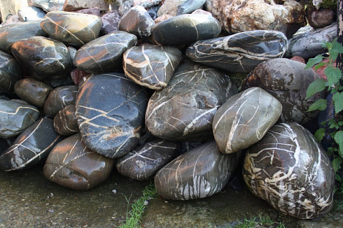 Kamenclub.ru: Валунчик Паутинник фр.100-300 мм  купить в Оренбурге крупный природный камень галечник темно-серый с прожилками белый черный речной валунчик 5000 руб/т   фото КАМЕНЬ КЛУБ