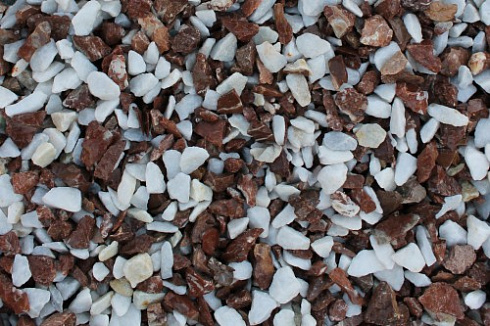 Kamenclub.ru: Мраморная крошка (щебень крошка микс: белый-зеленый-розовый) фр. 10-20 мм.  купить в Оренбурге мрамор белый, зеленый, розовый декоративный ландшафтный колотый щебень 12000 руб/т   фото КАМЕНЬ КЛУБ