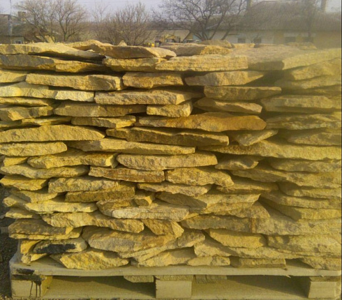 Kamenclub.ru: Песчаник пластушка "фонтанка" желтая (3,0 - 5,0 см)  купить в Оренбурге песчаник желтая, рыжий, желтый песчаник колотый рваный со сколом облицовочный 16200 руб/м3   фото КАМЕНЬ КЛУБ