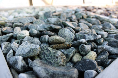 Kamenclub.ru: Щебень галтованный зеленый (змеевик) фр. 20-40 мм.  купить в Оренбурге мрамор зеленый, салатовый оголтованный щебень мраморный 12500 руб/т   фото КАМЕНЬ КЛУБ