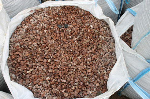 Kamenclub.ru: Мраморная крошка (щебень крошка розовый) фр. 10-20 мм.  купить в Оренбурге мрамор розовый, красный каменная декоративная крошка ландшафтная 11000 руб/т   фото КАМЕНЬ КЛУБ