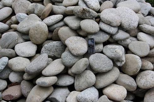 Kamenclub.ru: Галька речная плоская (бело-серая) фр. 100-200-300 мм. купить  в Оренбурге галька речная плоская серый, белый, бело-серый, серо-белый речная галька плоская  9000 руб/т   фото КАМЕНЬ КЛУБ