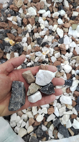 Kamenclub.ru: Мраморная крошка (щебень крошка микс : белый-черный-розовый) фр. 20-40 мм.  купить в Оренбурге мрамор белый, черный, розовый декоративная ландшафтная крошка 12000 руб/т   фото КАМЕНЬ КЛУБ