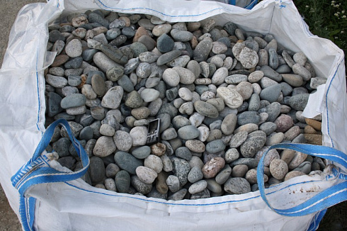 Kamenclub.ru: Галька речная окат (серая) фр.40-60 мм купить  в Оренбурге галька речная серый бежевый рыжий коричневый округлый речной камень 5000 руб/т   фото КАМЕНЬ КЛУБ