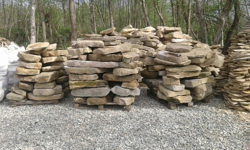 Kamenclub.ru: Песчаник плиты - плахи - пошаговые дорожки (фр. 70-150 мм)  купить в Оренбурге песчаник серый бежевый желтый зеленый колотый песчаник строительный 6500 руб/т   фото КАМЕНЬ КЛУБ