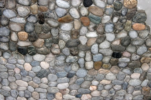 Kamenclub.ru: Галька речная плоская (ассорти) фр. 70-150 мм. купить  в Оренбурге галька галечник серый белый темно-серый синий светло-серый плоская природная галька  9000 руб/т   фото КАМЕНЬ КЛУБ