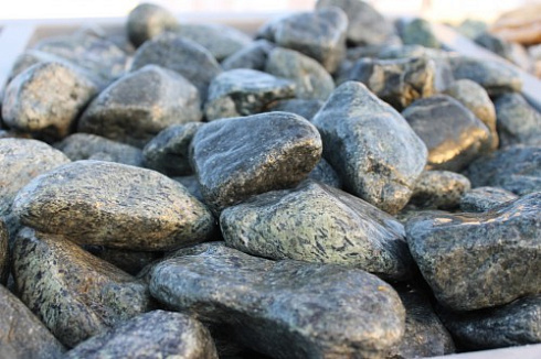 Kamenclub.ru: Щебень галтованный зеленый (змеевик) фр. 50-100 мм.  купить в Оренбурге галтовка мраморная зеленый, салатовый мрамор 12 500 руб/т   фото КАМЕНЬ КЛУБ