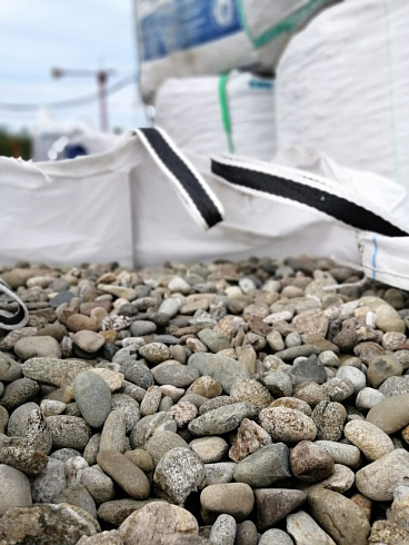 Kamenclub.ru: Галька речная окат (пестрая) фр. 20-40 мм. купить  в Оренбурге галька речная пестрая, серая, серые оттенки галька речная окатанная округлая 5000 руб/т   фото КАМЕНЬ КЛУБ