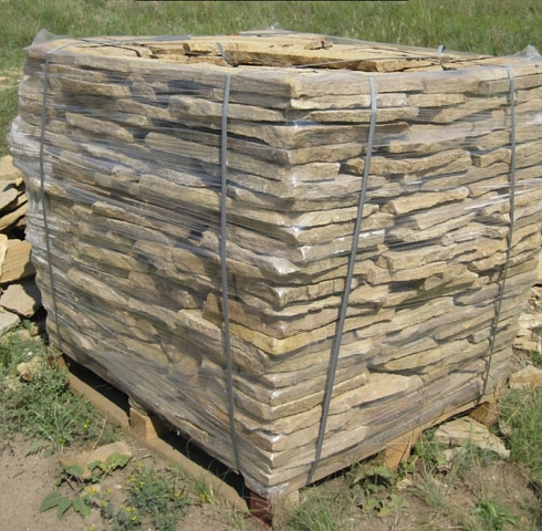 Kamenclub.ru: Песчаник пластушка желтый с рисунком (3 см)  купить в Оренбурге песчаник желтый с рисунком, рыжий, желтый песчаник пластушка ландшафтная рваная 8 500 руб/м3   фото КАМЕНЬ КЛУБ