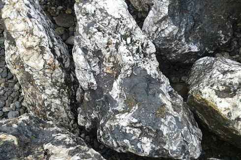 Kamenclub.ru: Черный гранит - кварцит фр. 100-500 мм.  купить в Оренбурге мрамор гранит черный с белыми прожилками, серый, белый валун скальный колотый 7000 руб/т   фото КАМЕНЬ КЛУБ