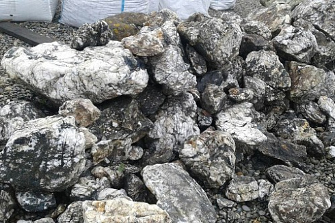 Kamenclub.ru: Черный гранит - кварцит фр. 500-1000 мм.  купить в Оренбурге гранит кварцит черный серый белый скальный колотый валун 9750 руб/т   фото КАМЕНЬ КЛУБ