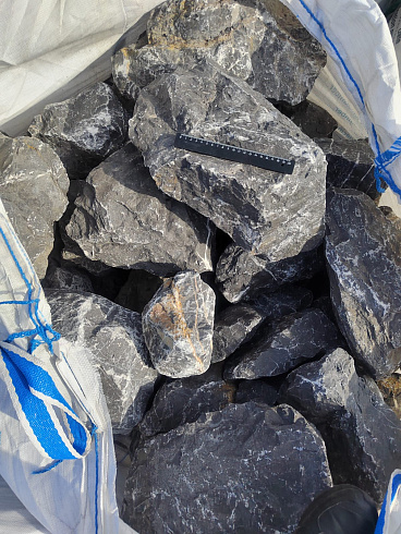 Kamenclub.ru: Черный мрамор скальник фр. 100-500 мм.  купить в Оренбурге мрамор черный белый серый крупный колотый валун ландшафтный 8500 руб/т   фото КАМЕНЬ КЛУБ