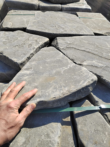 Kamenclub.ru: Песчаник пластушка светло-серый (4,0 - 6,0 см)  купить в Оренбурге плитняк - пластушка светло-серый песчаник 12600 руб/м3   фото КАМЕНЬ КЛУБ