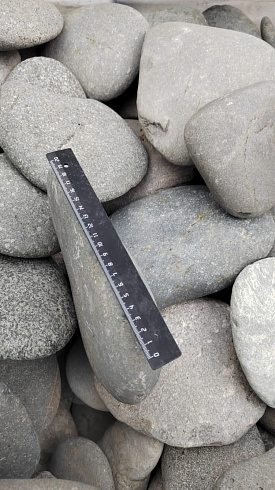 Kamenclub.ru: Галька речная плоская (темно-серая) фр. 70-150 мм. купить  в Оренбурге галечник природный темно-серый серый синий речная плоская природная окатанная  9000 руб/т   фото КАМЕНЬ КЛУБ